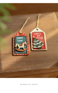 Détail de plaques de Noël vintage en bois avec motifs de cheval et sapin