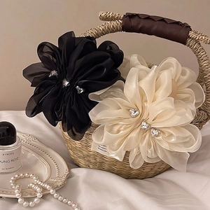 Elegante Strohhandtasche mit großen Organza-Blumenapplikationen und Kristallherz-Akzenten
