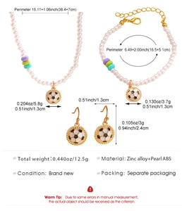 Vue détaillée de l'ensemble de bijoux football en perles avec tailles et poids
