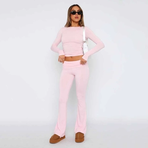 Completo rosa con crop top a maniche lunghe e pantaloni a zampa a vita bassa