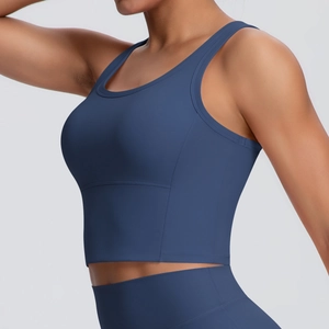 Detail eines blauen Yoga-Sport-BHs mit breiten Trägern und mattem Finish der Textur