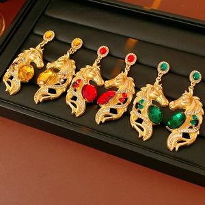 Detailansicht der Vintage-Pferdekopf-Ohrringe mit farbigen Edelsteinen und Kristallen