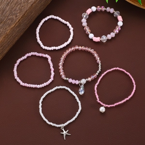Dettaglio del set di braccialetti bohémien multistrato con stella marina e cristalli