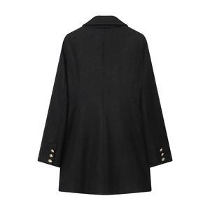 Vista posteriore di elegante cappotto corto nero da donna con bottoni dorati ai polsi
