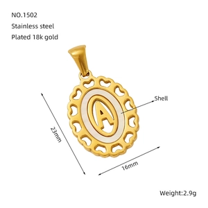 Vue macro du pendentif lettre A en acier plaqué or 18 carats avec détail en nacre