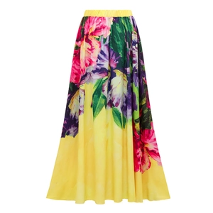 Dettaglio di una gonna maxi gialla con stampa floreale tropicale e vita elasticizzata