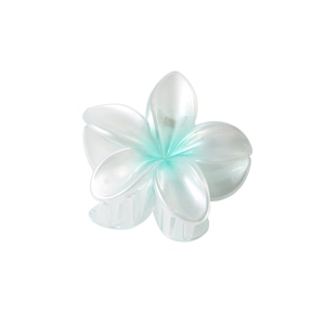 Parelmoer witte plumeria haarklem met groen-blauw kleurverloop voor dameshaar