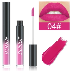 Détails du rouge à lèvres liquide mat longue tenue en teinte 04 couleur magenta