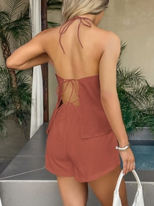 Dettaglio dell'allacciatura posteriore del top a fermanodo e pantaloncini a bordo piscina