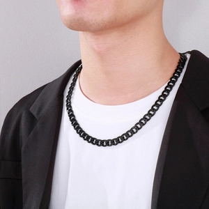Nahaufnahme einer schwarzen Edelstahl-Panzerkette im Hip-Hop-Stil an einem Hals-Modell