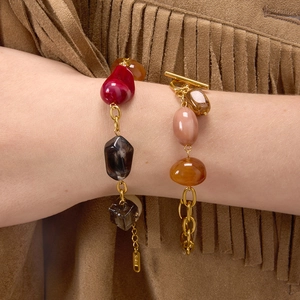 Bohemian retro resin bead bracelet with gold chain and T-bar toggle closure for women