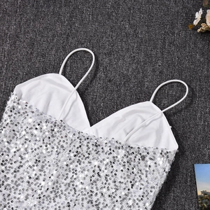 Détail d'un débardeur blanc à paillettes avec doublure double couche et dos évidé