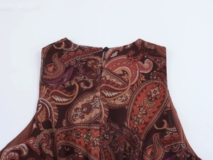Détail de l'encolure dos avec bouton sur robe sans manches en mousseline paisley