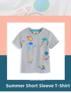 Détail d'un t-shirt gris pour enfant avec imprimés d'espace et texture du col