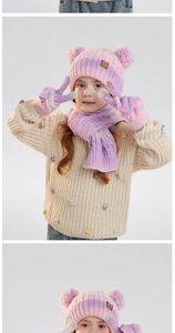 Detalle de set de punto infantil con pompones, bufanda y guantes en degradado lila
