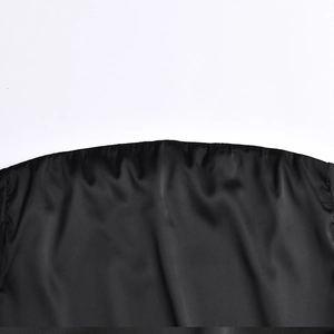 Gros plan détaillé de la texture satinée noire et du pli élégant sur la robe chic