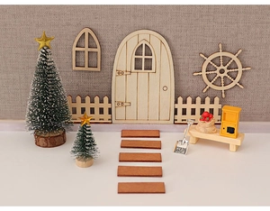 Miniatur-Weihnachtsset mit Wichteltür aus Holz, Bäumchen und Deko-Zubehör für Puppenhäuser