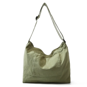 Borsa a tracolla in tela di cotone verde con tasca frontale e tracolla regolabile