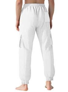 Détail du pantalon cargo blanc avec tissu à carreaux texturé et grandes poches cargo