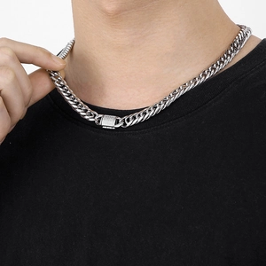 Dettaglio catena cubana hip hop bicolore con chiusura a diamante CNC su una t-shirt nera