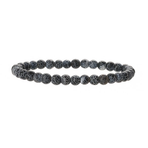 Gros plan de perles d'agate noire de 6mm avec texture craquelée et cordon élastique