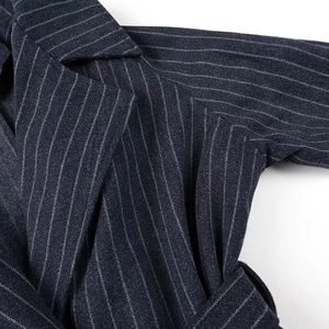 Dettaglio cappotto lana blu navy a righe con risvolto e finitura del tessuto operato