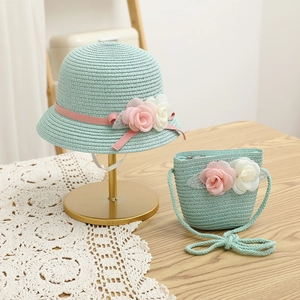 Détail du chapeau de paille vert menthe et sac assorti avec ruban et fleurs