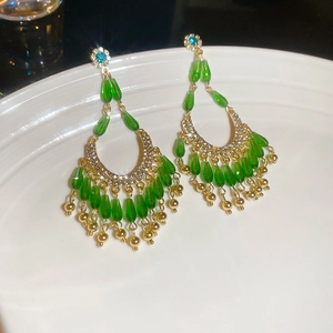Détails de boucles d'oreilles rétro à pampilles avec gouttes vertes et cristaux bleus