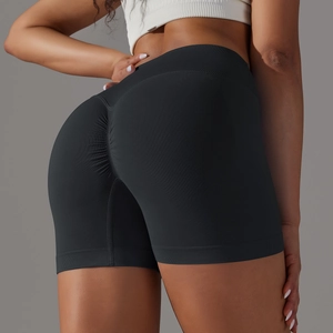 Dettaglio degli shorts da yoga neri senza cuciture con vita alta ed effetto push-up glutei