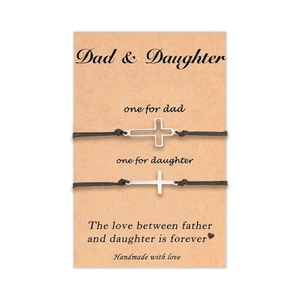 Détail de bracelets croix ajustables sur carte cadeau Père & Fille