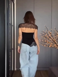 Haut tube noir ajusté avec dos en dentelle et ourlet asymétrique porté avec un jean