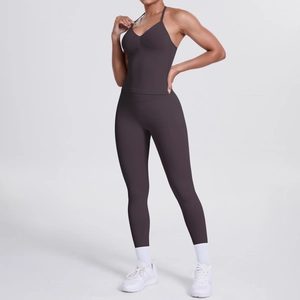 Detail der High-Waist Yoga-Leggings und des V-Ausschnitt-Tops aus mattem Stretch-Material