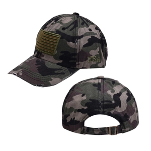 Détail du bord usé et de la broderie USA sur la casquette camouflage pour enfants