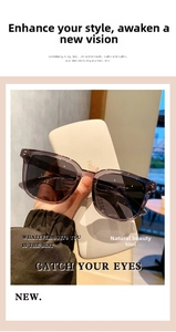 Primer plano de gafas de sol cuadradas vintage con montura morada y estuche beige