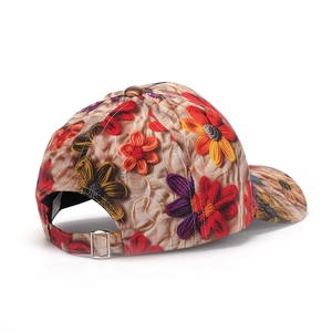 Détail de la boucle en métal argenté et broderie florale sur la casquette de baseball