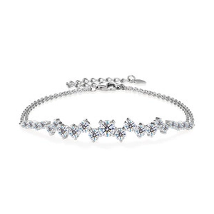 Detail of adjustable silver S925 bracelet with cubic zirconia and heart charm