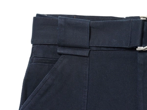 Dettaglio di pantaloni cargo blu scuro con cintura coordinata e fibbia in metallo