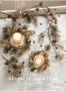Gros plan de pommes de pin dorées et ornements de Noël sur un fond de neige blanche