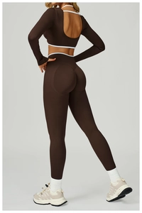 Détail de l'ensemble de yoga marron sans couture avec dos ouvert et bords contrastés