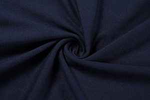 Gros plan du tissu en maille bleu marine haut de gamme avec texture et drapé doux