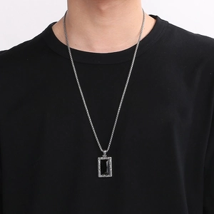 Collier vintage en argent avec pierre noire et détails floraux gravés élégants