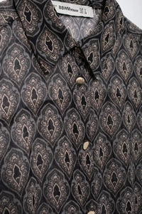 Detailansicht der Chiffonbluse mit Paisley-Muster, Kragen und goldenen Metallknöpfen