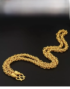 Vista macro del cierre de dragón dorado y la cadena trenzada de estilo hip hop