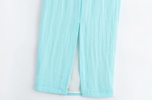 Détail de la fente latérale de la robe bleu clair montrant la texture et la doublure