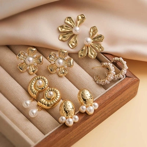 French Retro Copper Stud Earrings With Imitation Artificial Pearl Flower C-Shape Conch Design For Women Elegant Jewelry Accessory