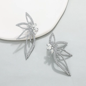 Pendientes de hoja plateados con diamantes de imitación brillantes y alas de cristal