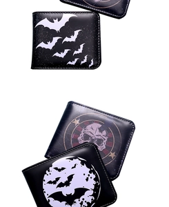 Detailansicht verschiedener schwarzer PU-Ledergeldbörsen mit Gothic-Totenkopf-Print
