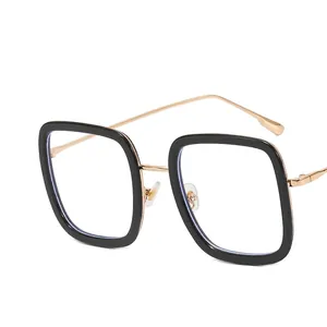 Occhiali quadrati anti luce blu con montatura nera e stanghette in metallo dorato