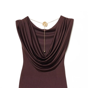 Robe dos nu marron foncé avec col bénitier et accessoire de chaîne rose dorée