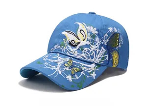 Dettaglio del cappellino blu con ricamo a farfalla intricato e paillettes scintillanti